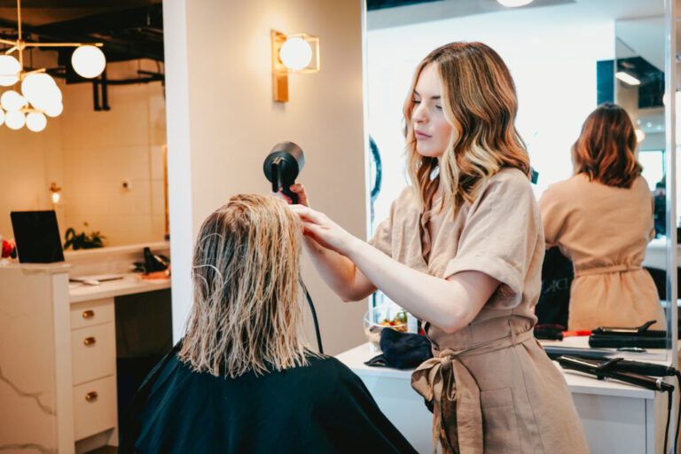 What To Look For In a Cosmetology School
