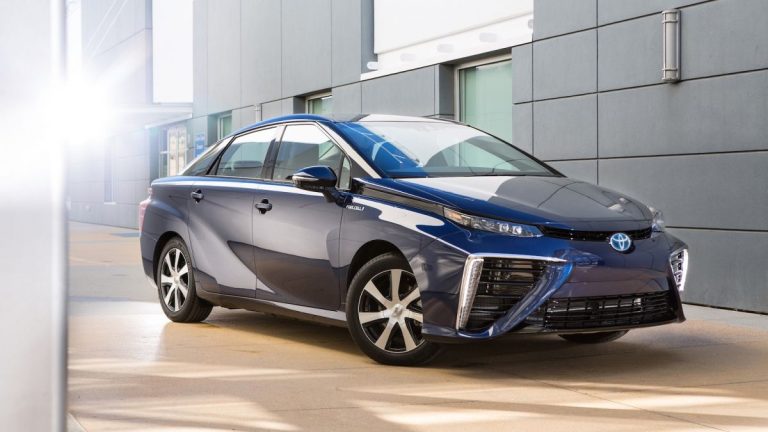 What factors do dealers consider when valuing a car for purchase?